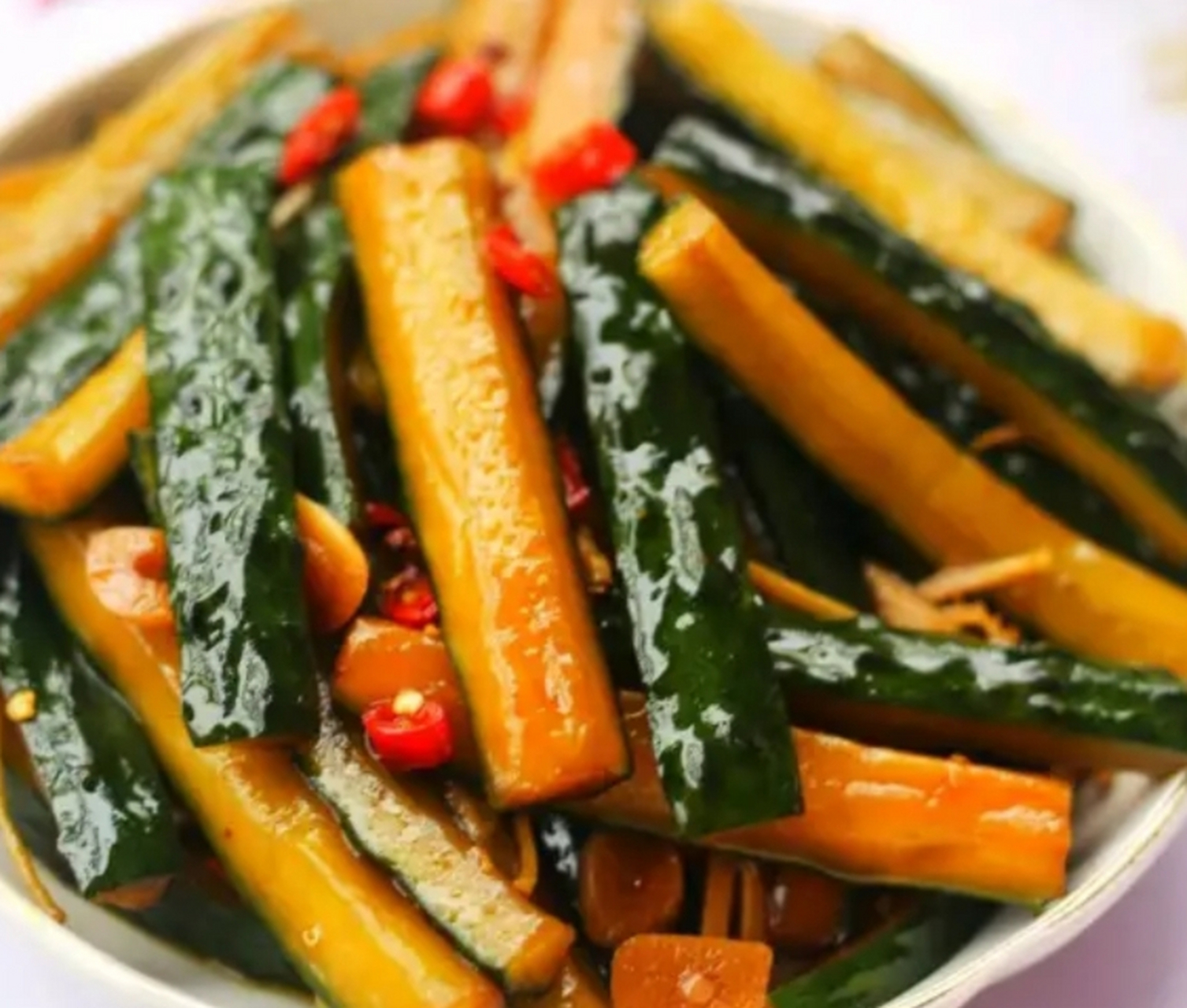 我的美食分享#  腌黄瓜条  做法:  1:黄瓜搓洗干净,去掉头尾.