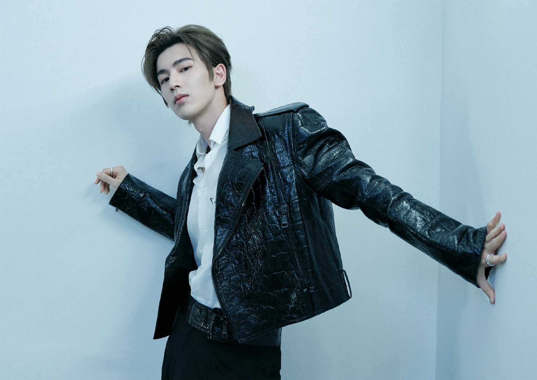 张凌赫楼梯间壁纸写真[太阳][牛福到]