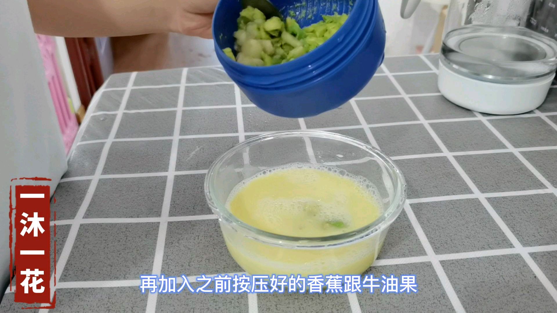 九个月辅食,香蕉牛油果鸡蛋羹,含有丰富的铁元素,预防宝宝贫血