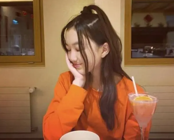 17岁的李嫣回国后晒出了最新的照片眼睛下垂的样子非常像她的爸爸