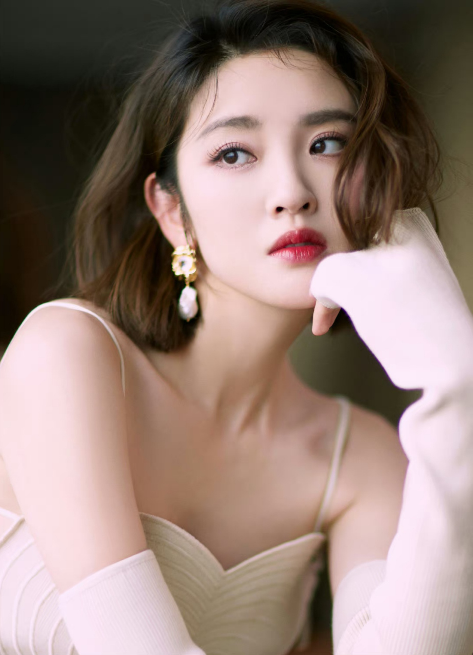 肤白貌美的容颜,窈窕曼妙的身材,前凸后翘,性感妩媚,风情万种,养眼吸