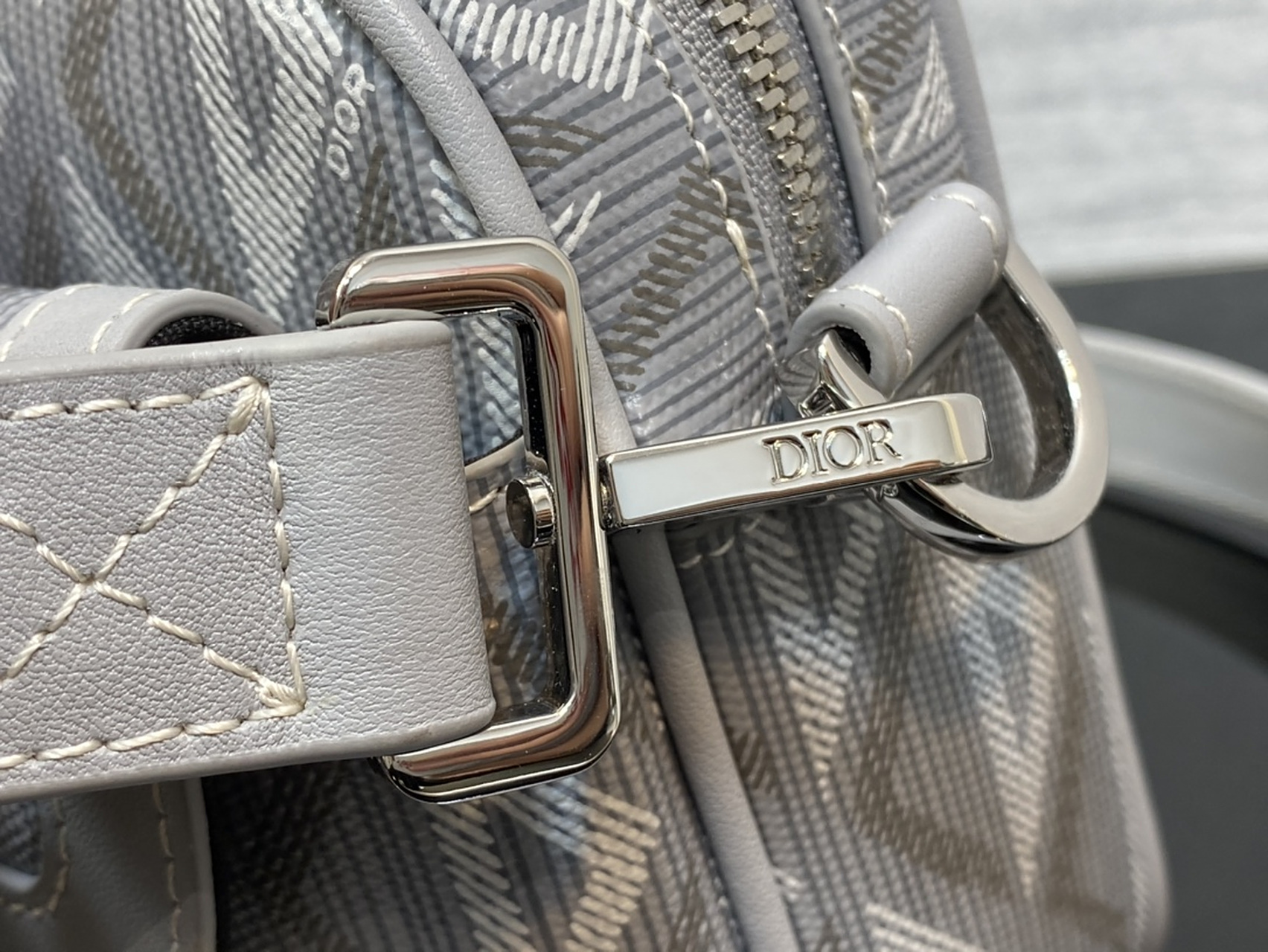 采用迪奥灰 cd diamond 图案帆布精心制作,从 dior 档案汲取灵感,点缀