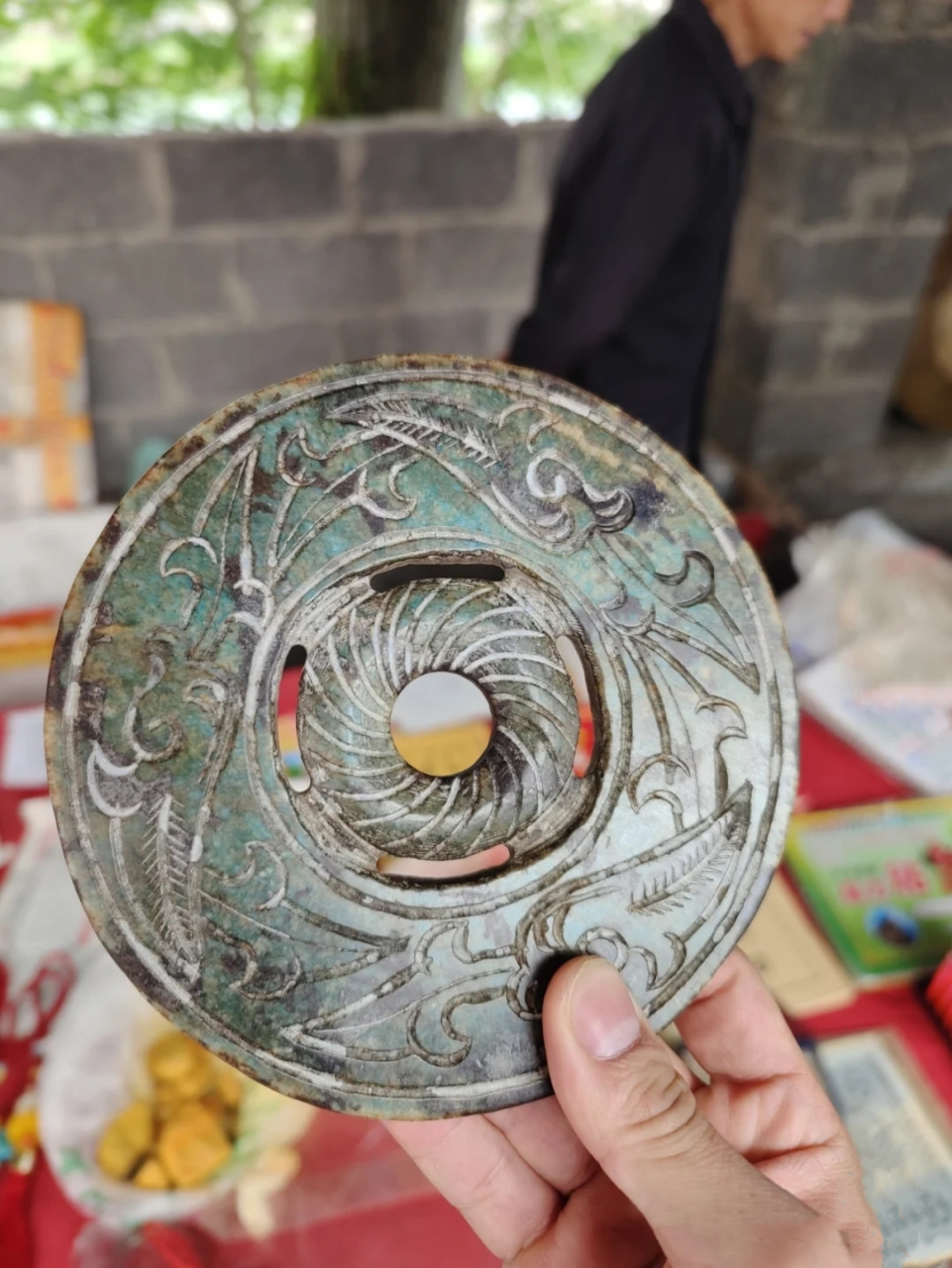网友:请问这个能收吗?说是秦始皇时期的和氏璧,开价三万,我有点心动?