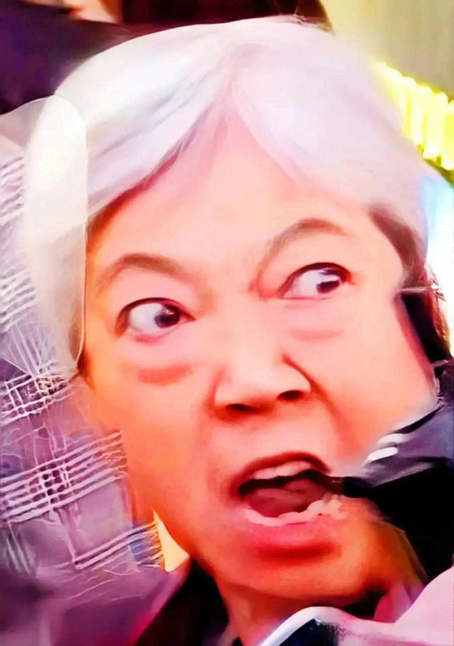 这对母女这面目狰狞的脸火了! 插队插的理直气壮,毫无羞耻之心!