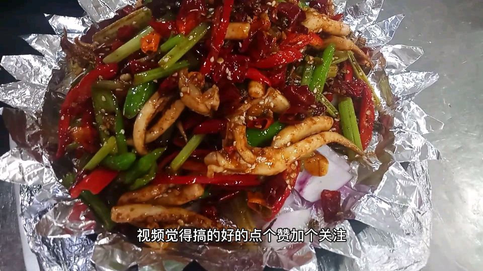 戴金貔貅手链的厨师,模仿王刚做铁板鱿鱼须,很好吃,手链也好看