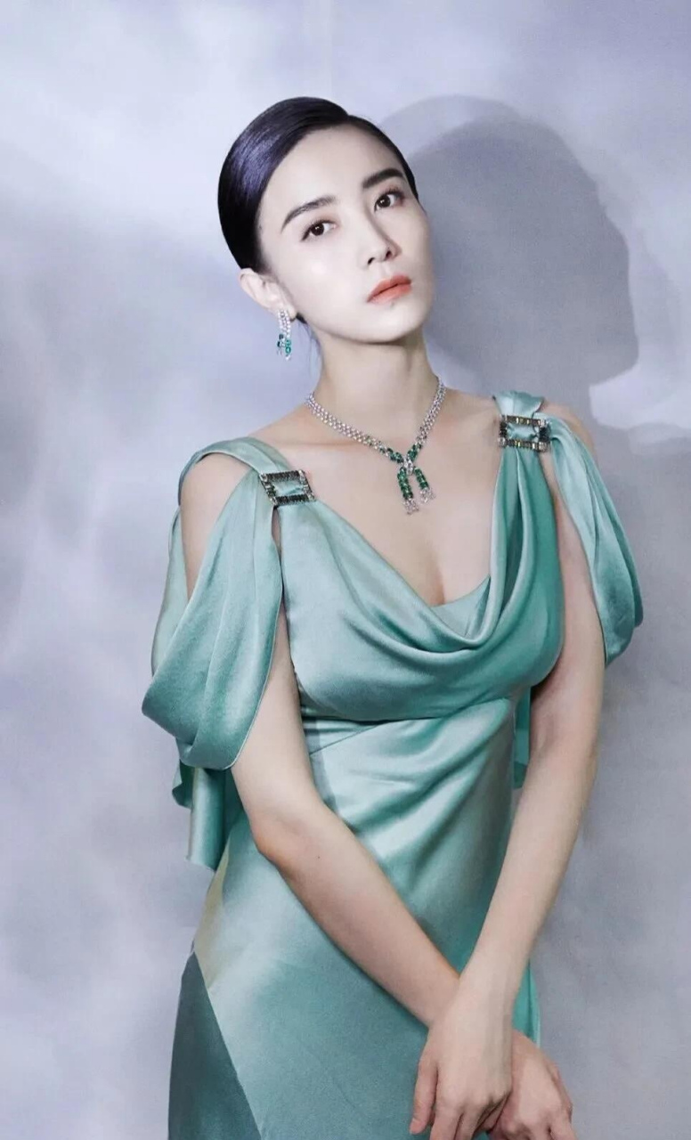 气质女神宋佳如琬似花,美艳动人,简直从头美到脚  初始宋佳是在《好奇