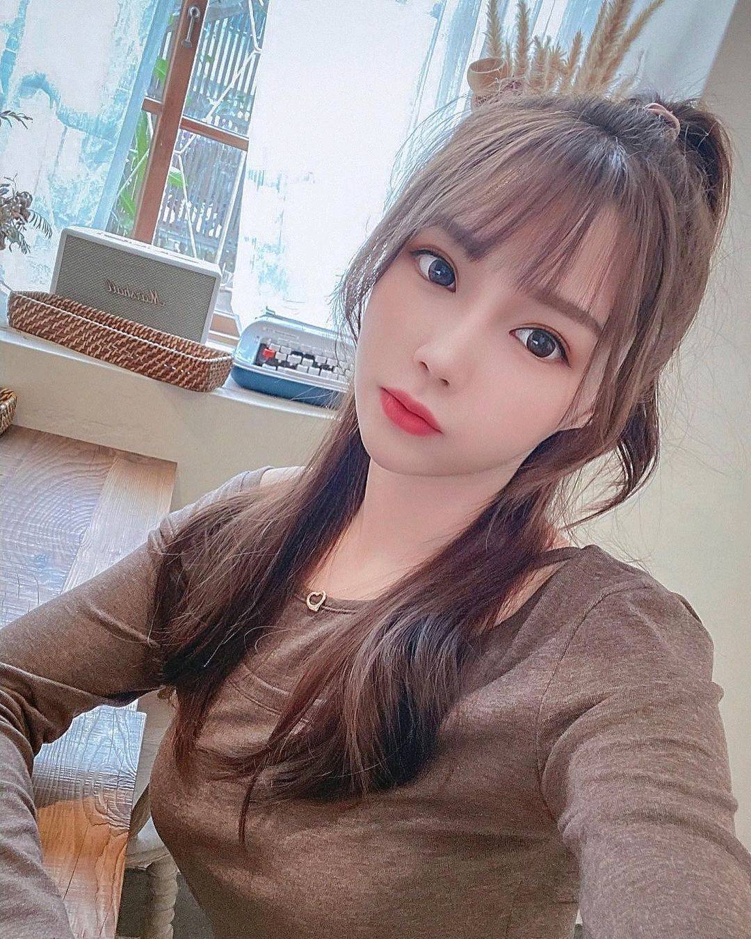 台湾游戏美女主播欣儿,有着甜美的颜值和完美的身材,动感十足