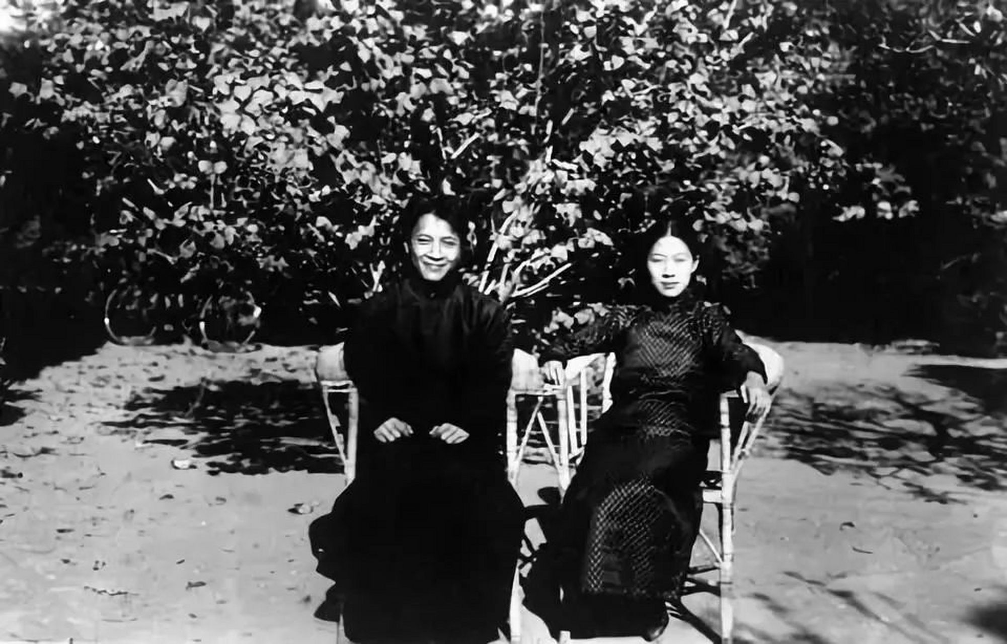 陈梦家是闻一多的学生,同样不修边幅,两人相处颇为相得.