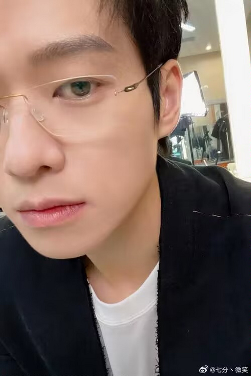 1,魏大勋现在录节目,节目组都强烈要求魏大勋戴眼镜.