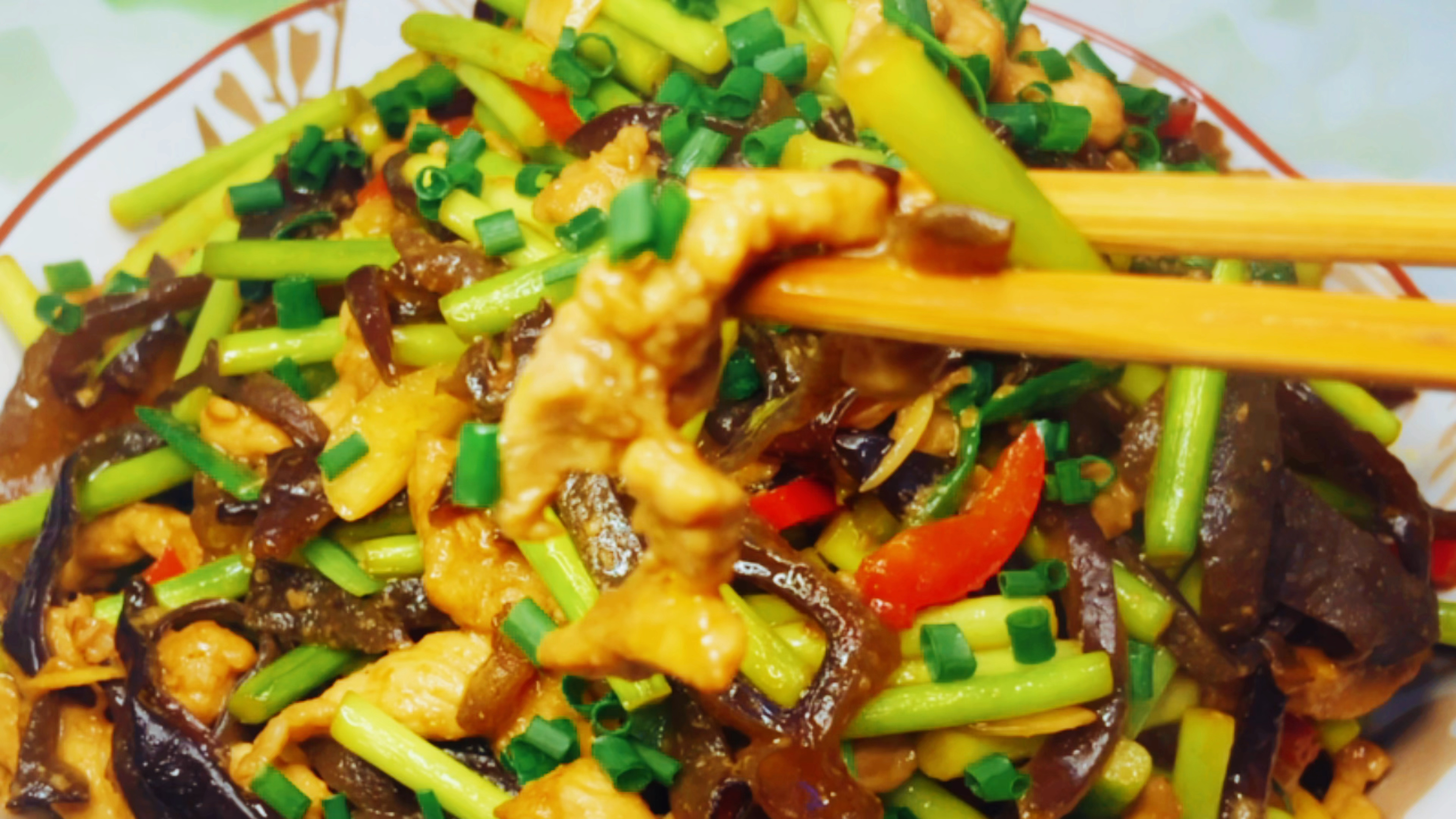 一道家庭版木耳蒜苔炒肉丝,色香味俱全!