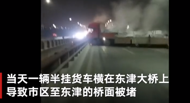 公交司機遇堵車逆行過橋送學生們上學 到站后學生的反應超暖