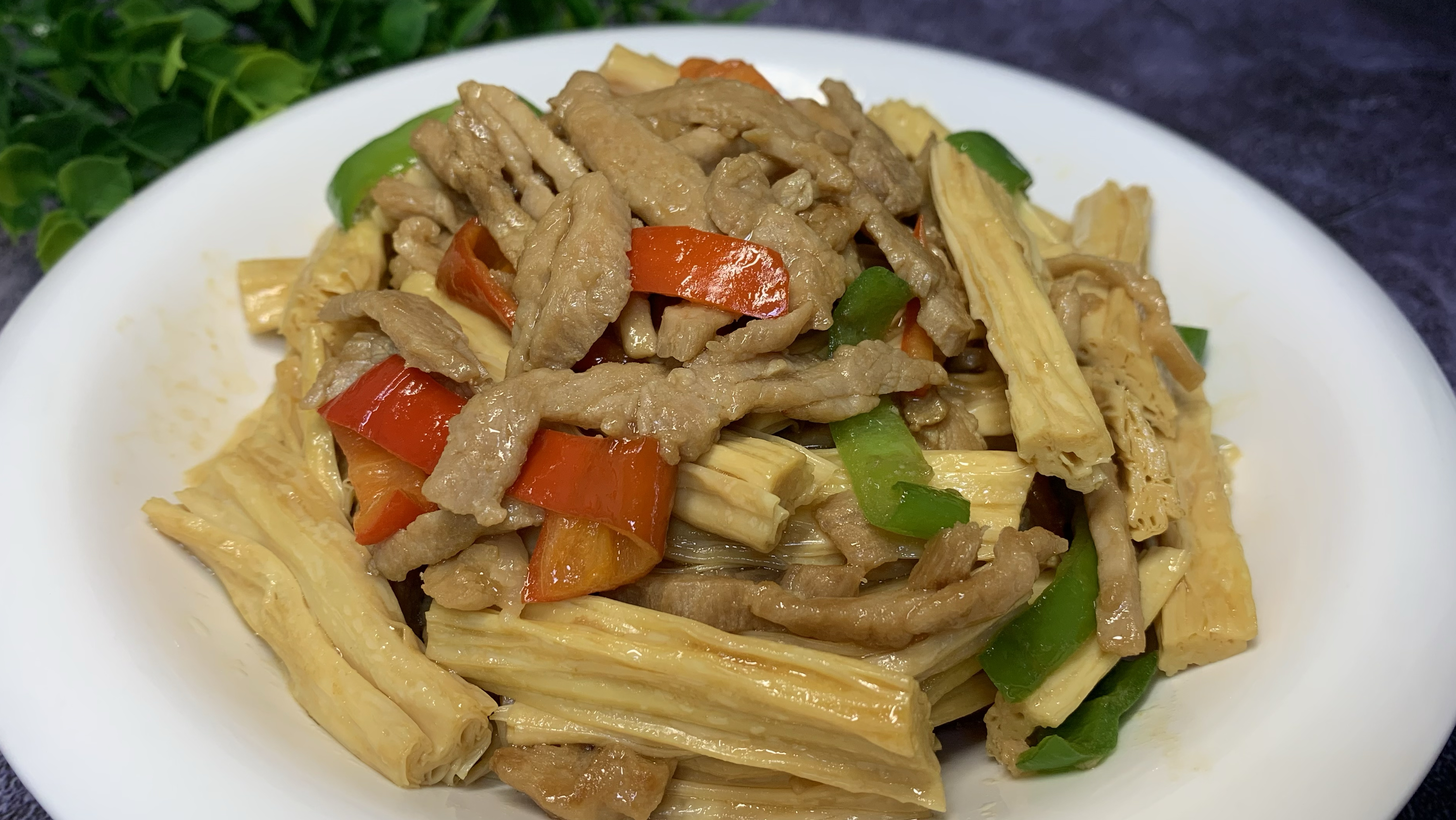 没想到腐竹肉丝这样做,肉丝滑嫩入味,腐竹鲜香味美,下酒下饭