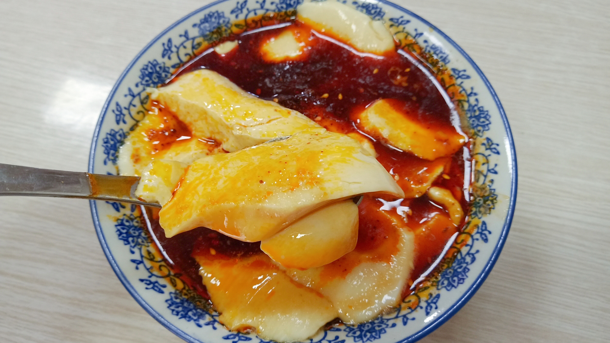 乾县豆腐脑口感滑嫩,酸酸辣辣的,很过瘾