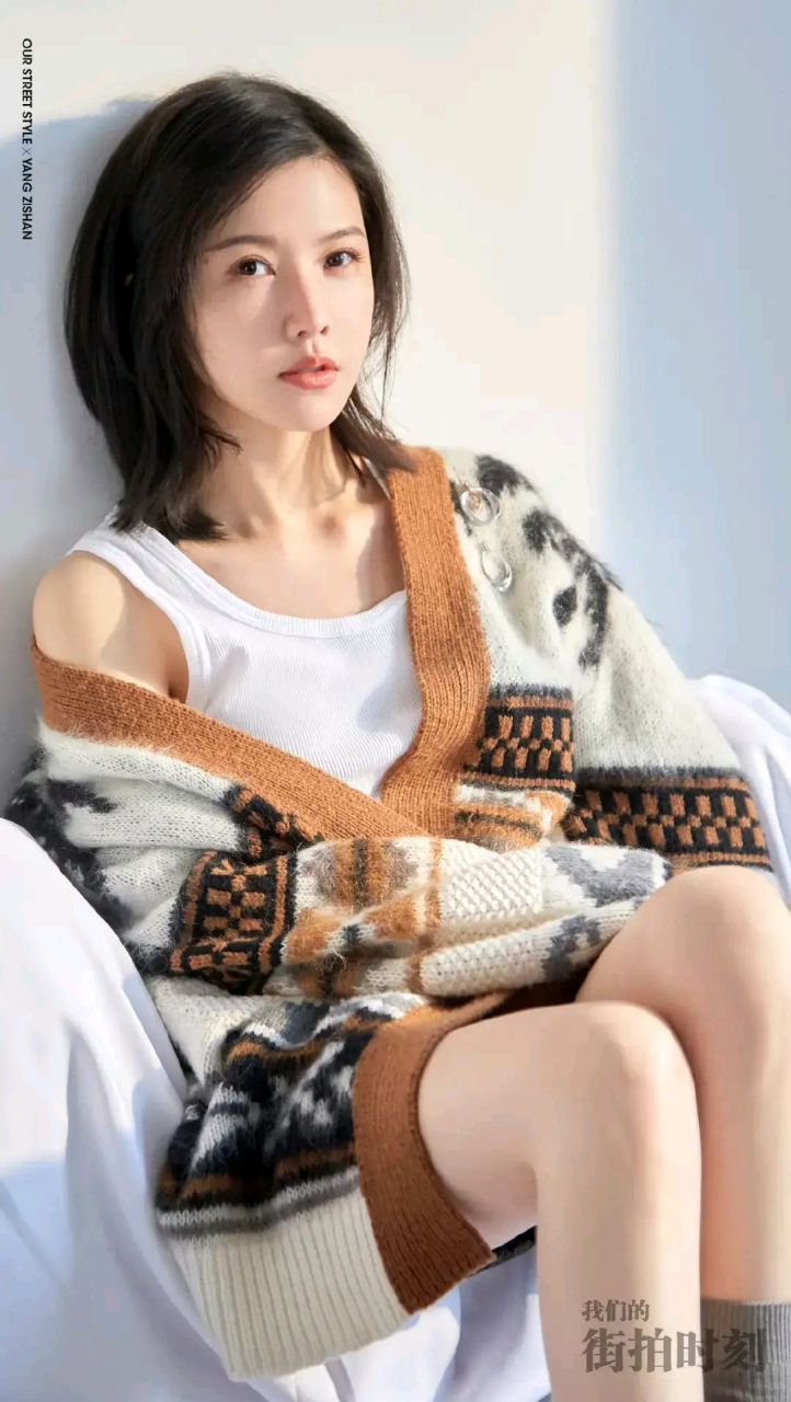 杨子姗i,沙发写真美照,灰色袜子美腿女神.