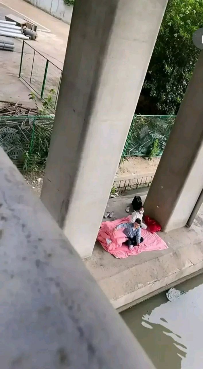 真羡慕啊!都睡天桥底下了还有人陪,难为我还是单身汉