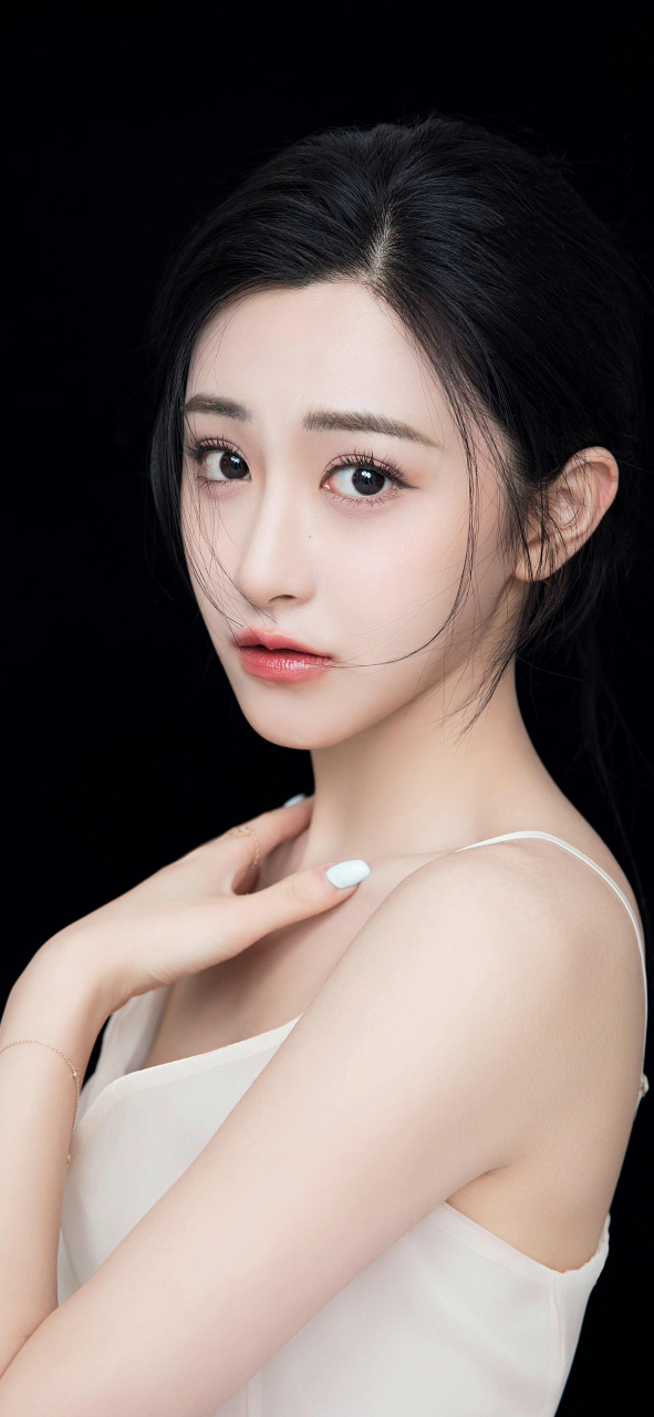 朱圣祎shengyi 白色纯美九宫图头像写真壁纸.#朱圣祎