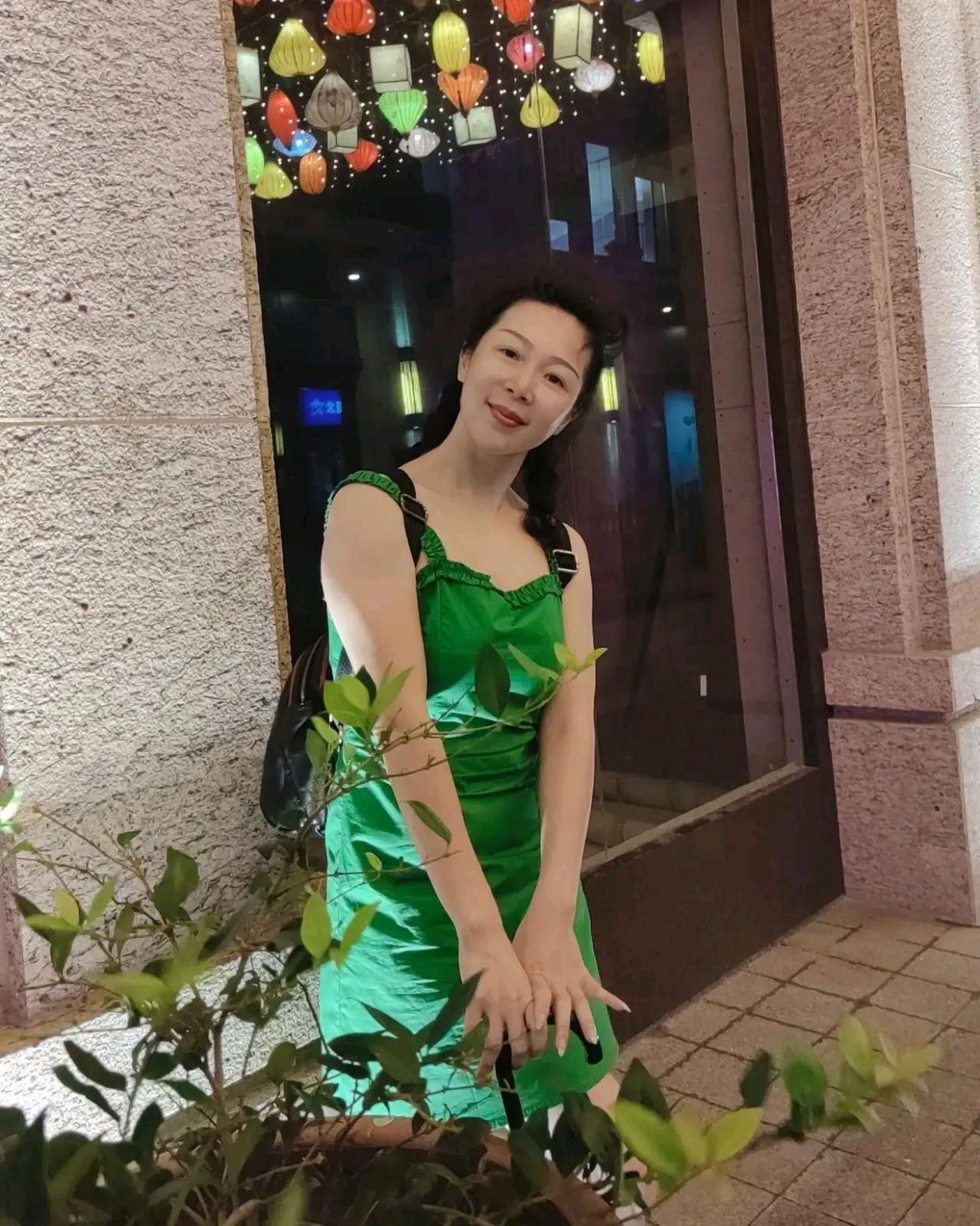 中年美妇身穿一袭绿色短裙彰显完美身材