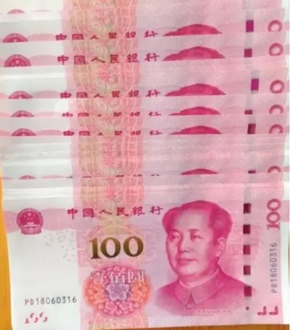 上海一男子拿着10万现金去银行存钱,由于是捆好了,男子直接把钱给了