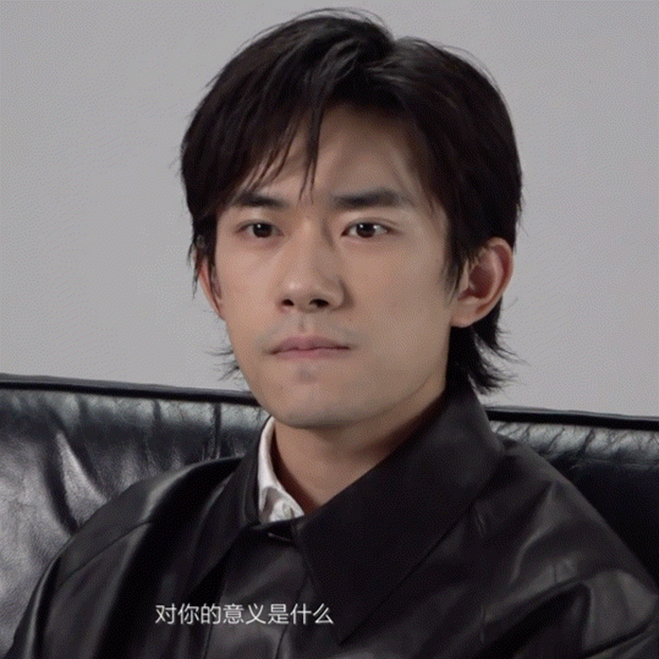 易烊千玺无美颜滤镜修图素颜照,五官精致,棱角分明, 连胡茬都能看得清