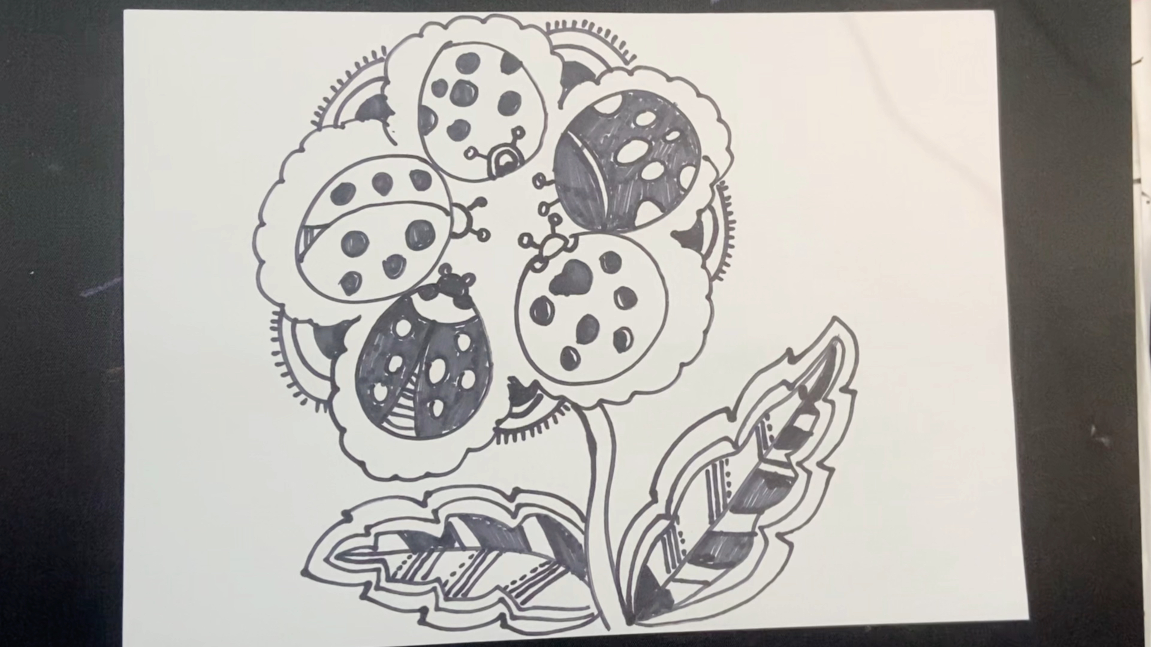 《可爱甲虫花》线描画