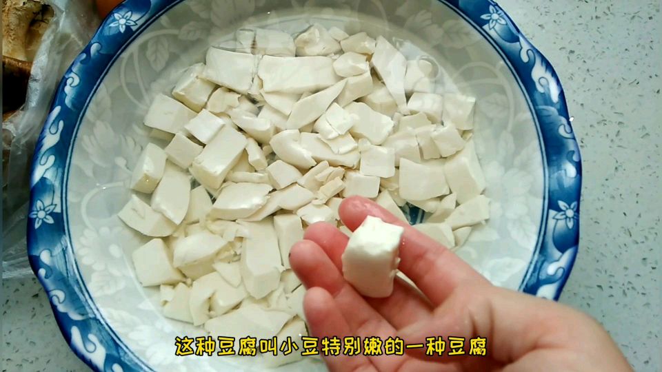 蘑菇香菇豆腐鸡蛋汤,配上白米饭,午餐有汤有水吃得饱