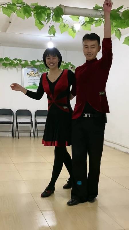 广场舞#滨芳兄妹吉舞组合 随心所欲 只要开心就好 感谢您的关注-缎