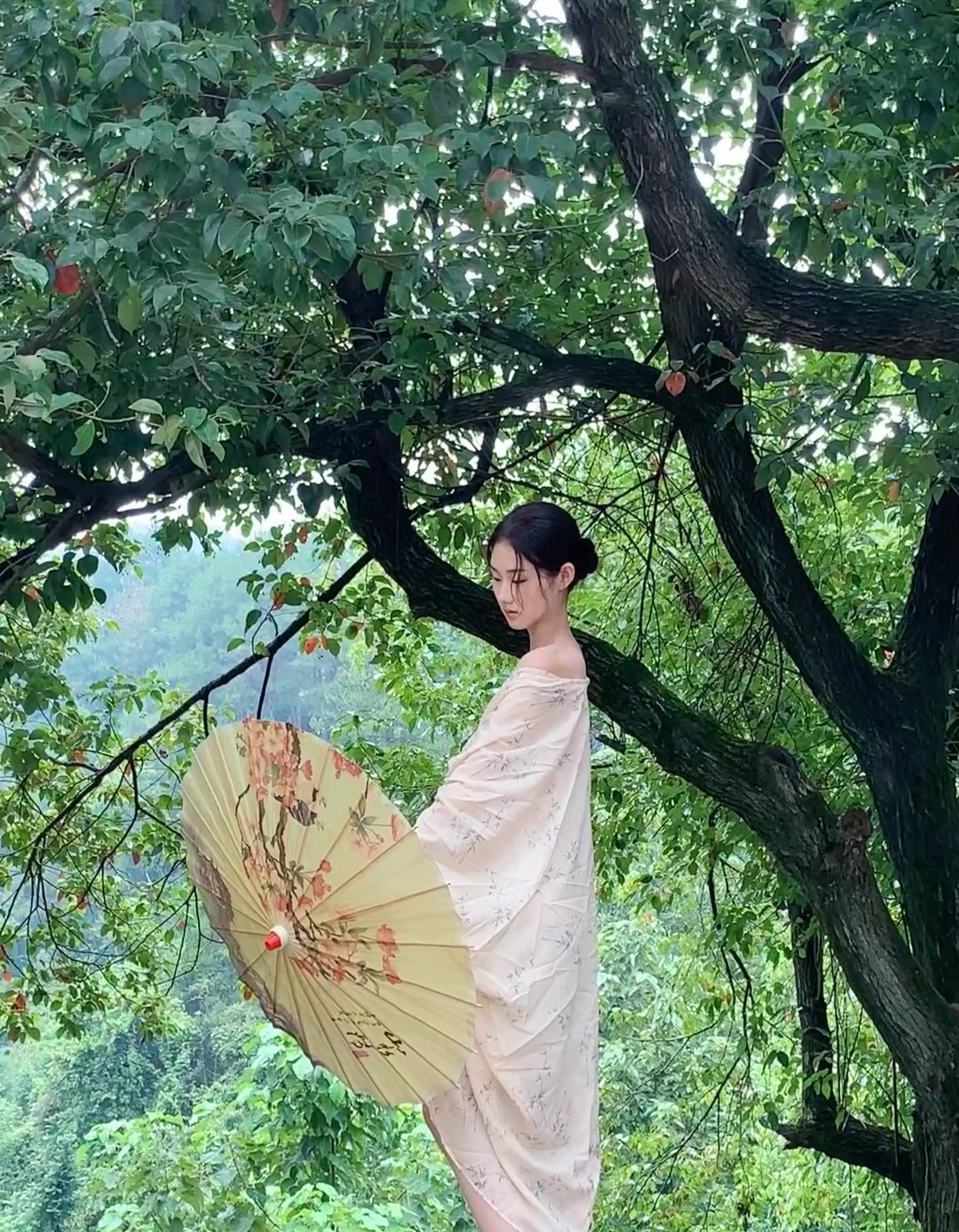 肩膀漂亮的人穿衣服都显得特别美,这就是传说中的香袖云肩吧!