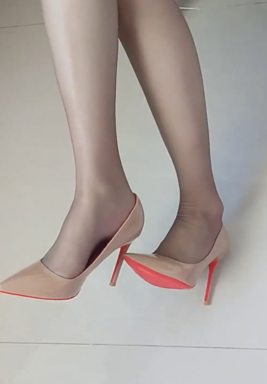 浅色系搭配更适合夏天,轻盈舒适!#丝袜# #大长腿# #高跟鞋