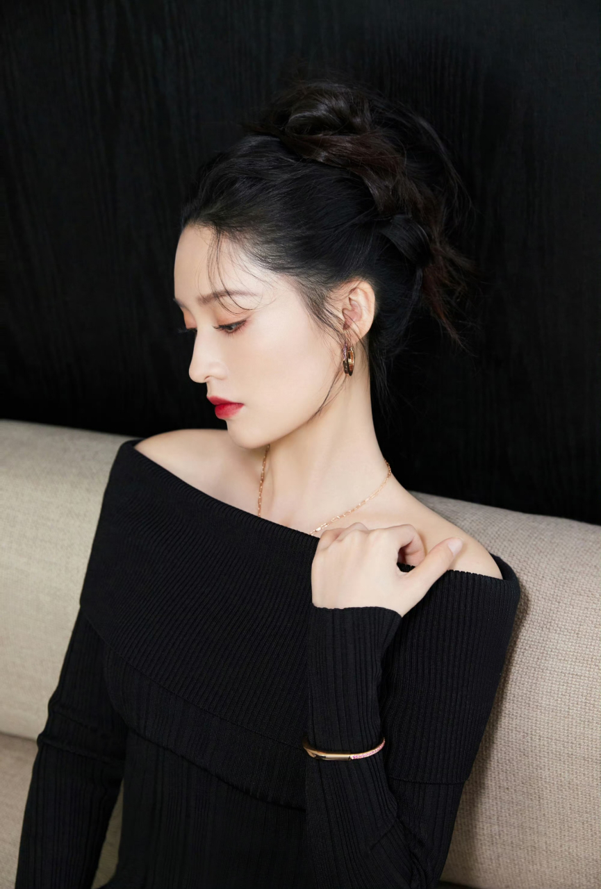 李沁黑色裙子写真,干净利落.