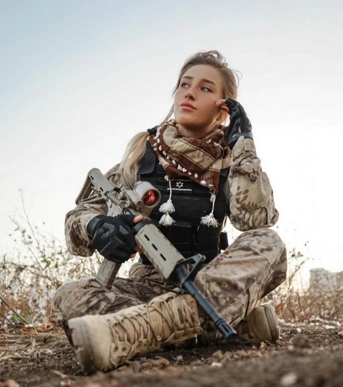 俄罗斯前线女兵,随便挑一个都是颜值担当啊!