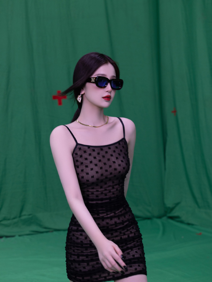 组图：虞书欣黑金AI风造型写真释出 着紧身吊带裙演绎异次空间感第8张图片