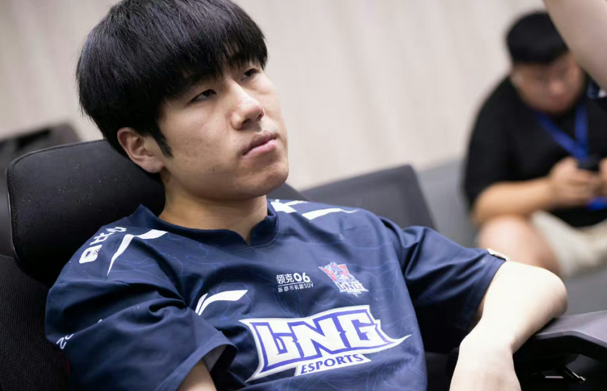 张恒久直播谈lng gala不能去世界赛的原因:  大致意思就是gala在rng的