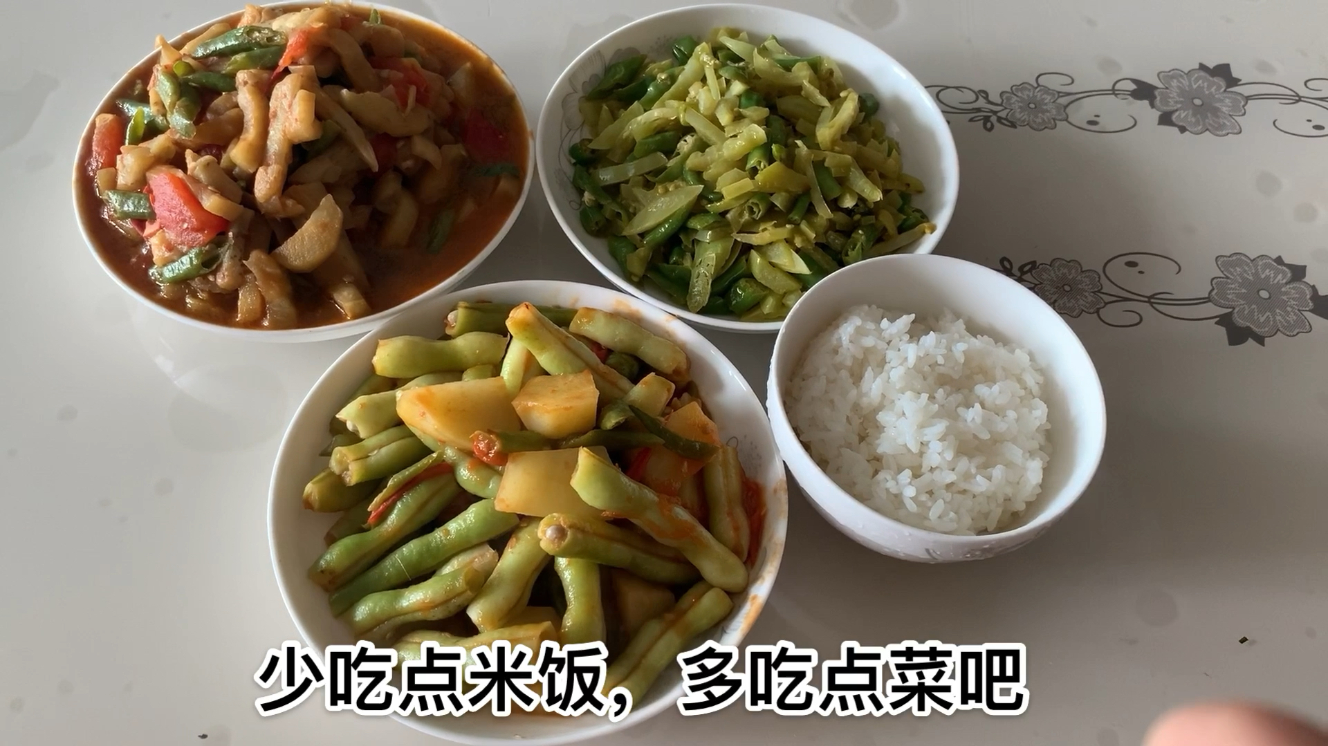 吃了几天的韭菜,看啥都是韭菜,今天就吃米饭炒菜吧!