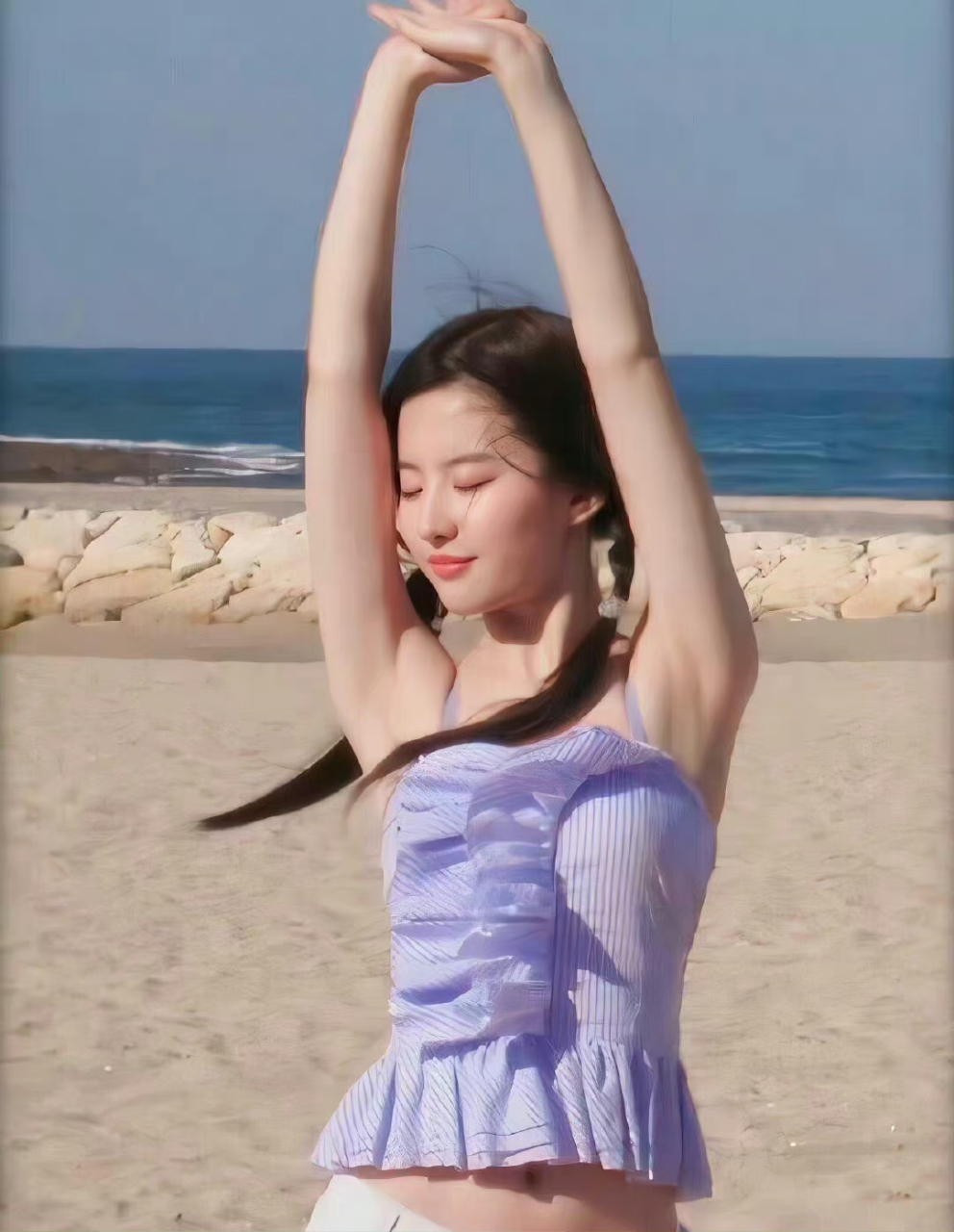 十八岁的刘亦菲在海滩