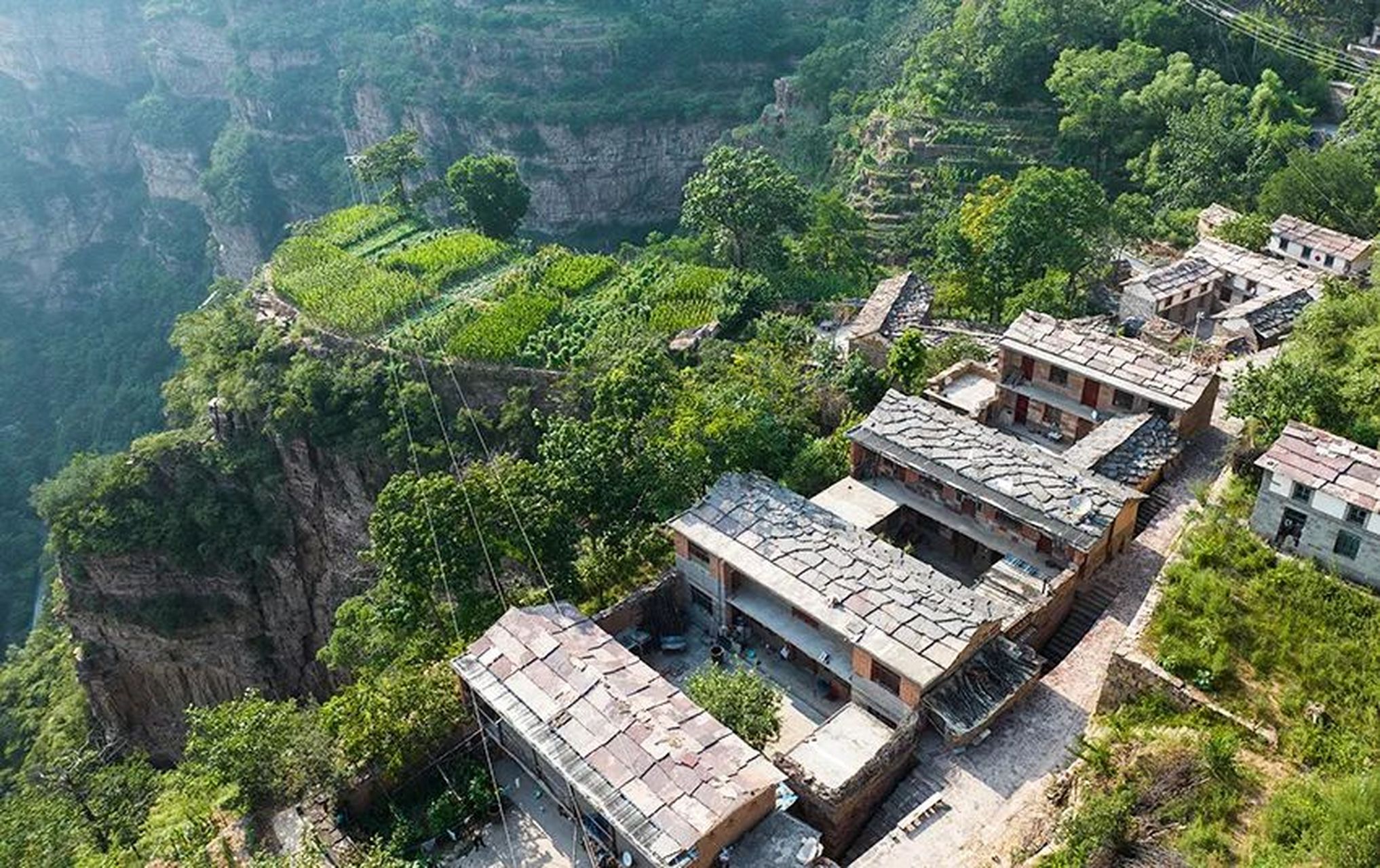 漏子头村位于林州市石板岩镇北部大峡谷西侧的太行山山崖上.