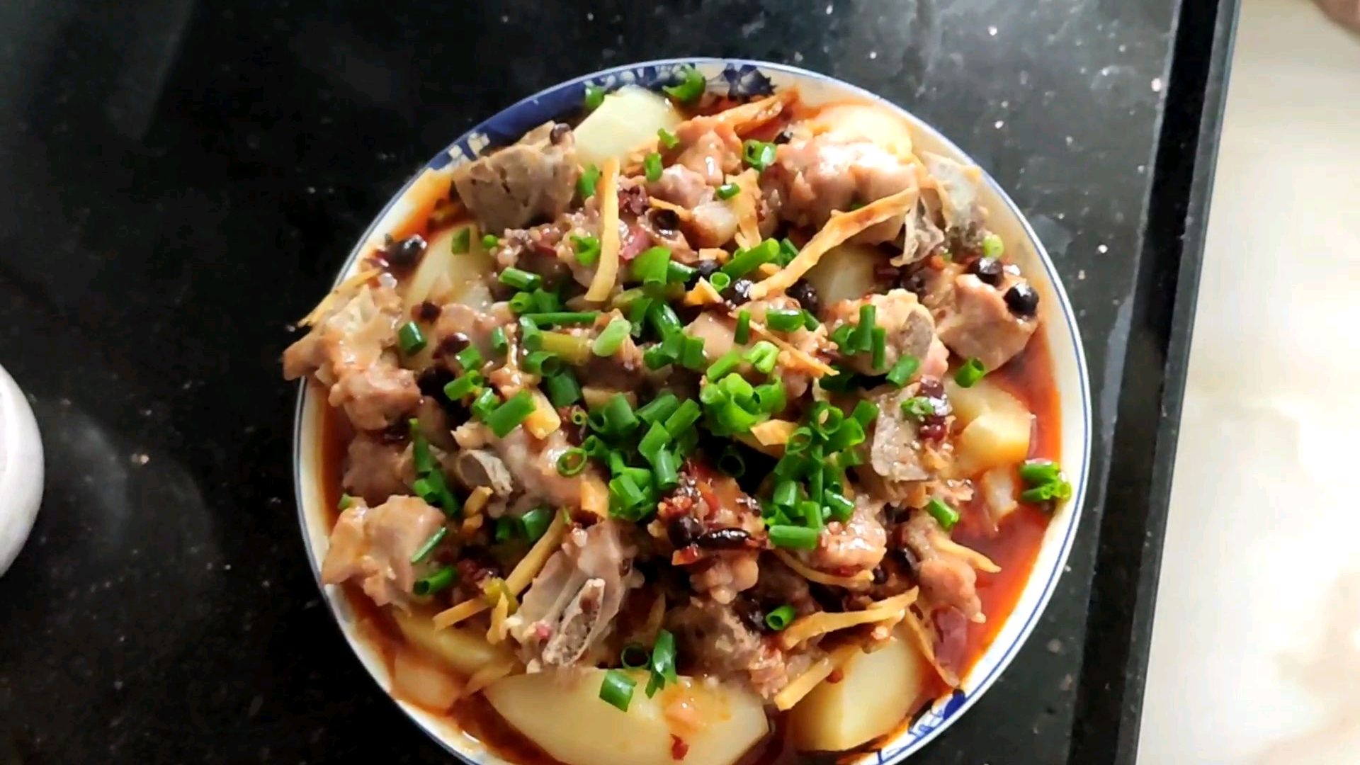 “土豆蒸排骨”的家常做法,土豆软烂入味,排骨嫩香不柴牙