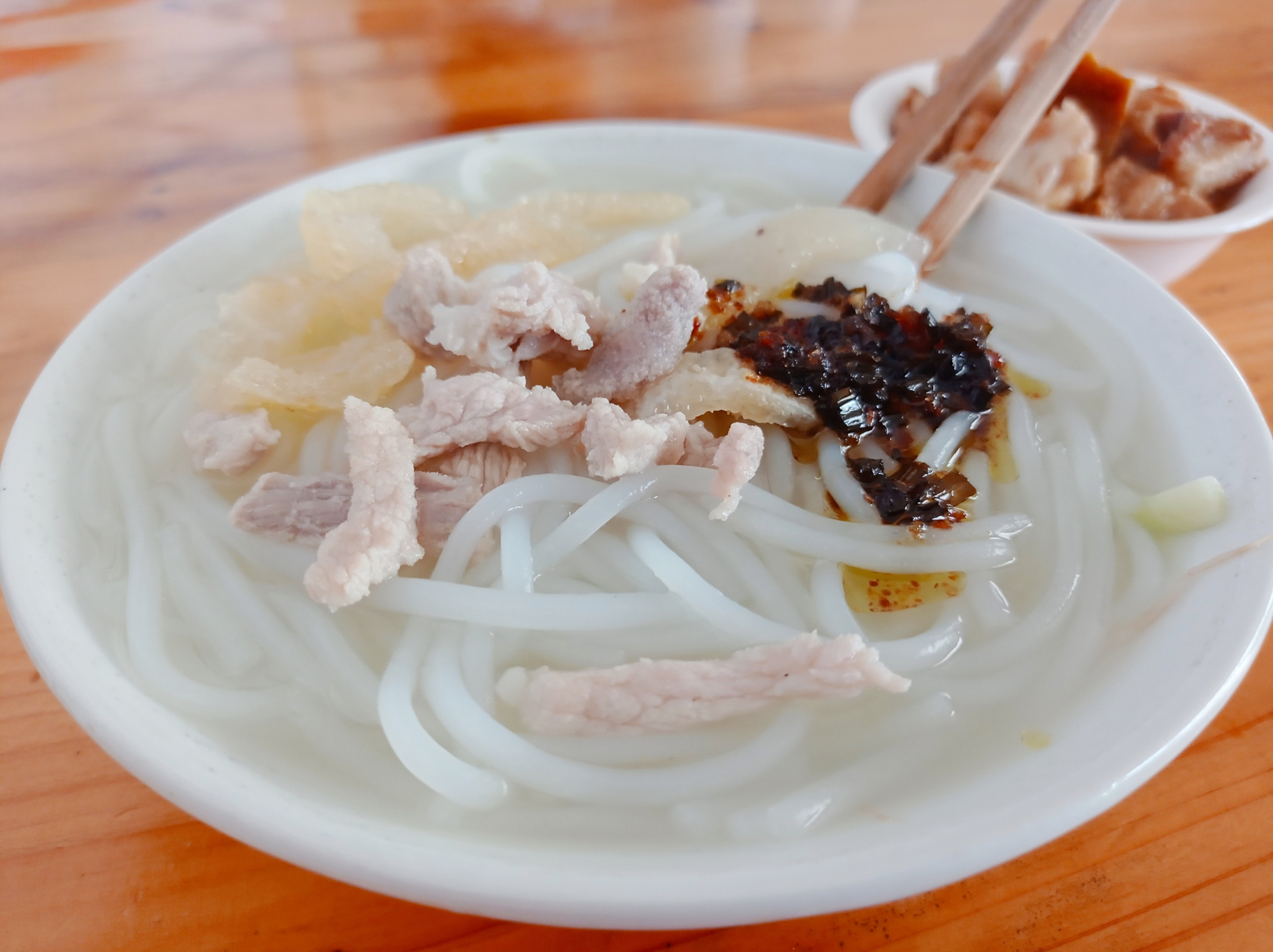 到曹溪村寻味,龙岩清汤粉这里最经典,一碗十元很清爽!