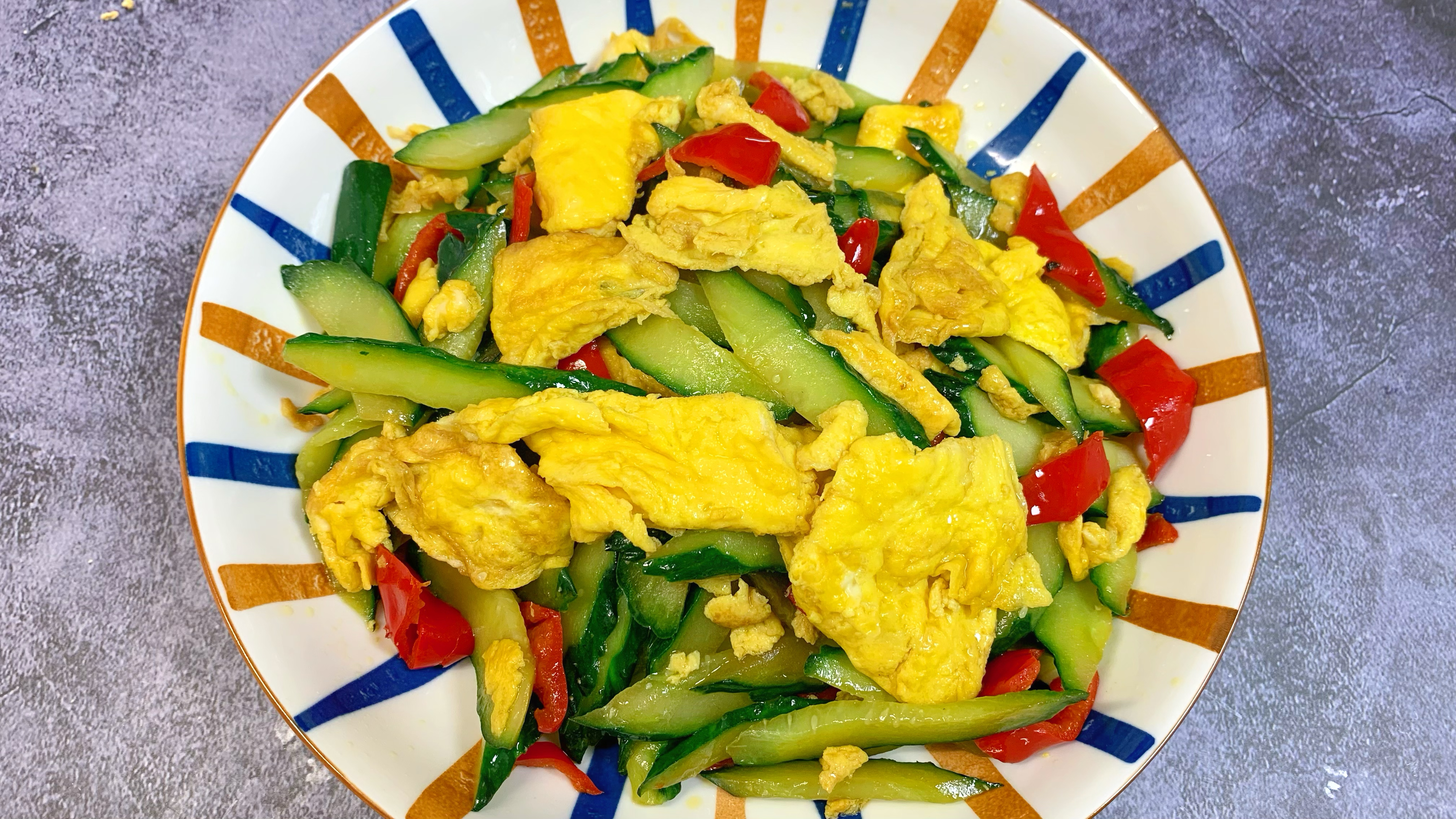 黄瓜炒鸡蛋的家常做法,色泽翠绿不出水,鲜香入味,黄瓜清脆爽口