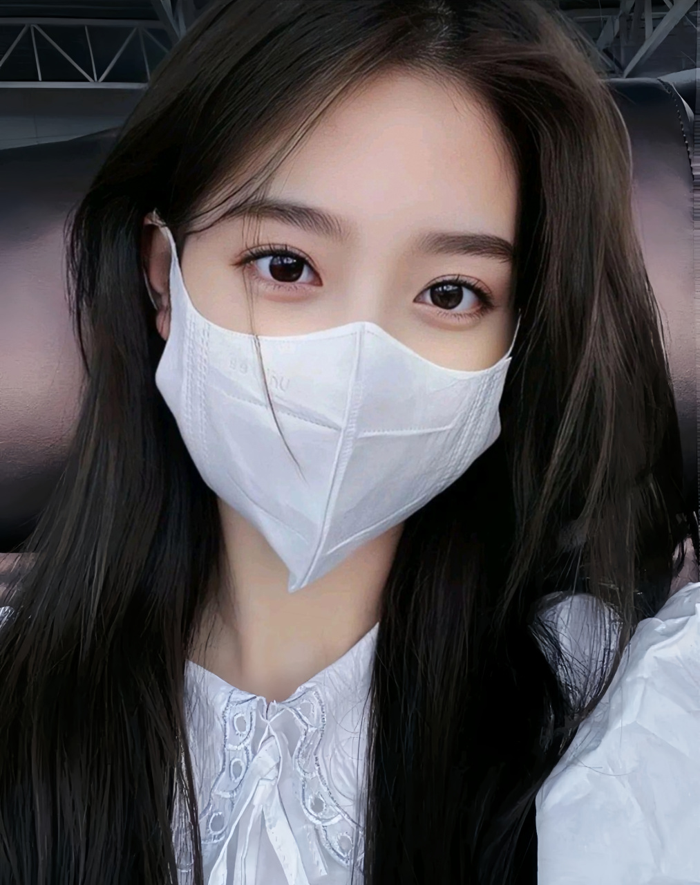 大家帮忙看一下,这两张照片是同一个人吗?