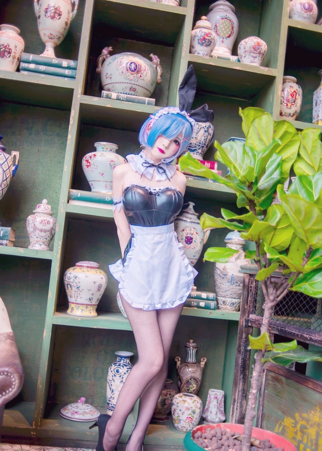 你的兔女郎"黑丝"女仆雷姆,不仅漂亮,而且干活认真,必须夸奖