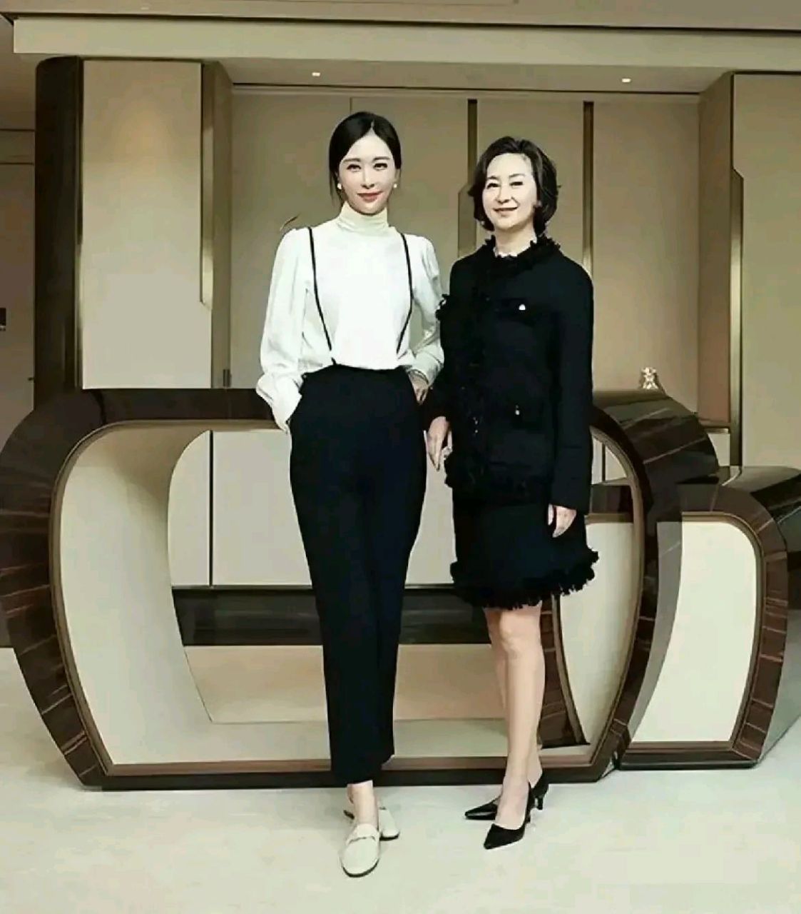 一眼看出境界高低啊 田朴珺采访何超琼,俩人合照时,田朴珺竟然还双手