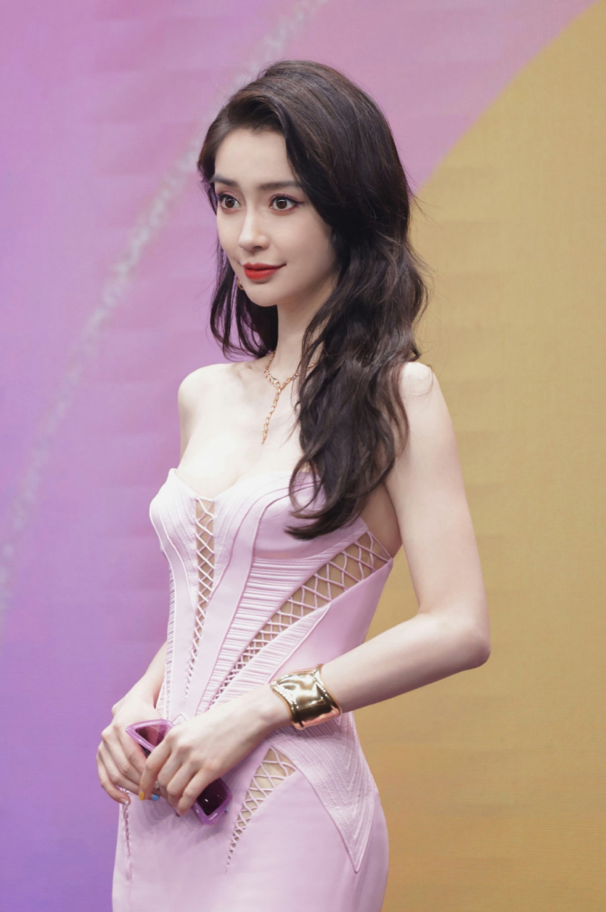 杨颖# 一袭紫粉色抹胸羽毛长裙,肤白貌美的容颜,窈窕曼妙的身材,峭构