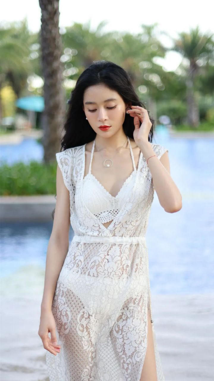 王媛可出席品牌活动, 她身着一袭白色蕾丝长裙, 白净肌肤若隐若现