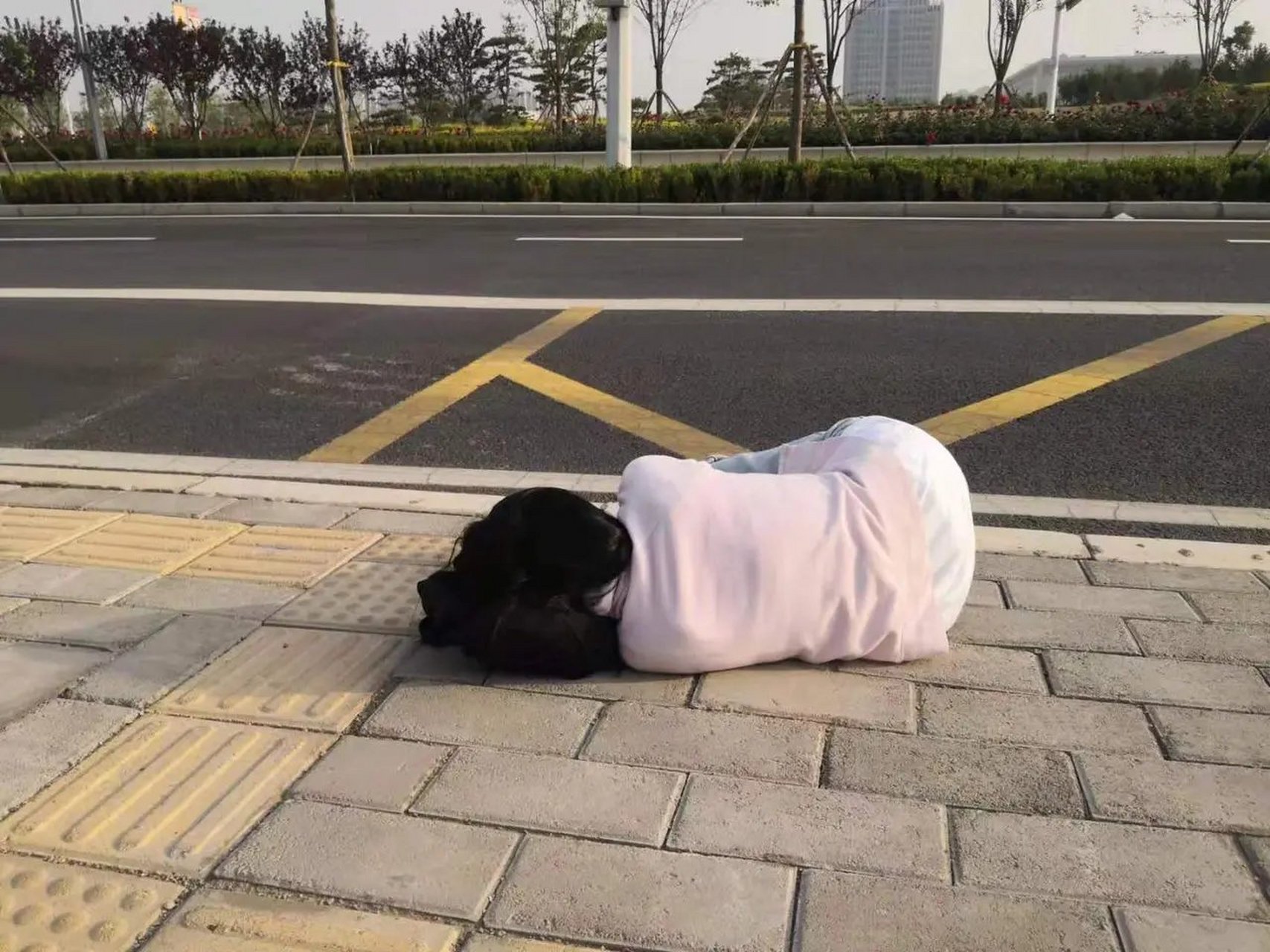 女子央低血糖晕倒街头20分钟,无人敢扶 5月11日早上六点多,郑州市环卫