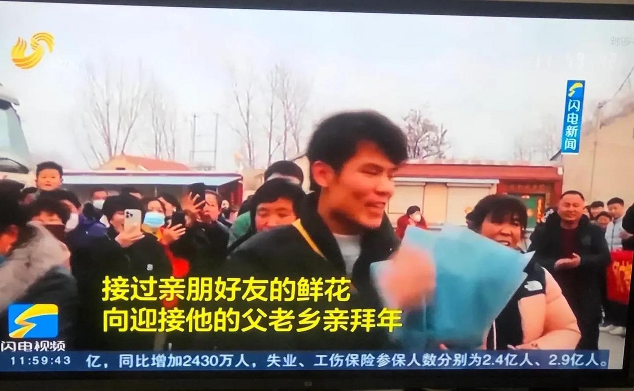 带刺的玫瑰男孩回到了家乡 #搞笑