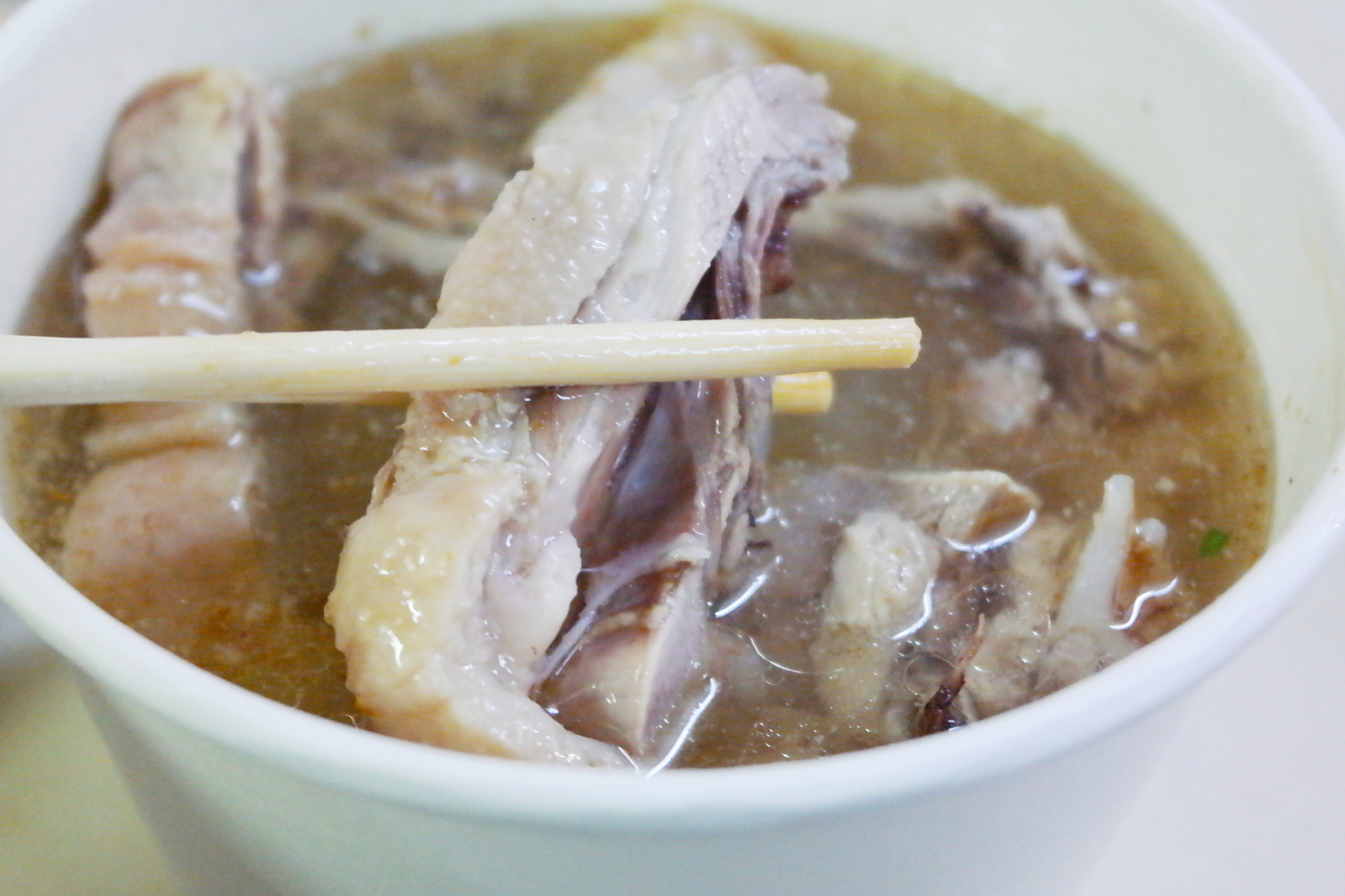 它是老厦门的风味美食,一碗冬粉鸭13元,从鸭汤到鸭肉……都是精华!