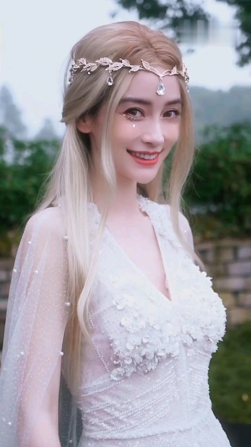 angelababy化身精灵女王,造型惊艳,仙气十足!