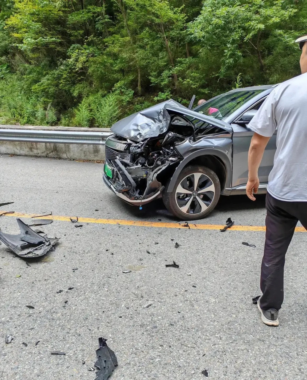 比亚迪宋pⅠus和面包车的对撞,据说这辆面包车只买交强险 这次要赔惨