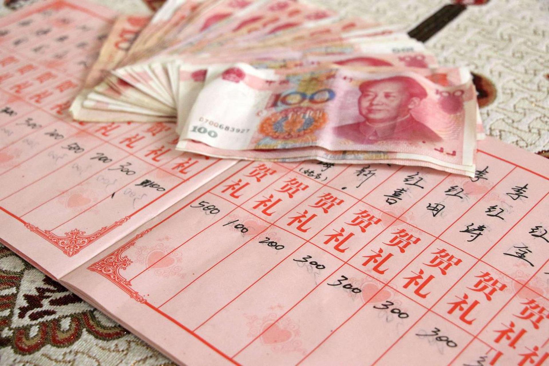 "我愣住了,说:"我们只是普通同事,难道我的随礼少了