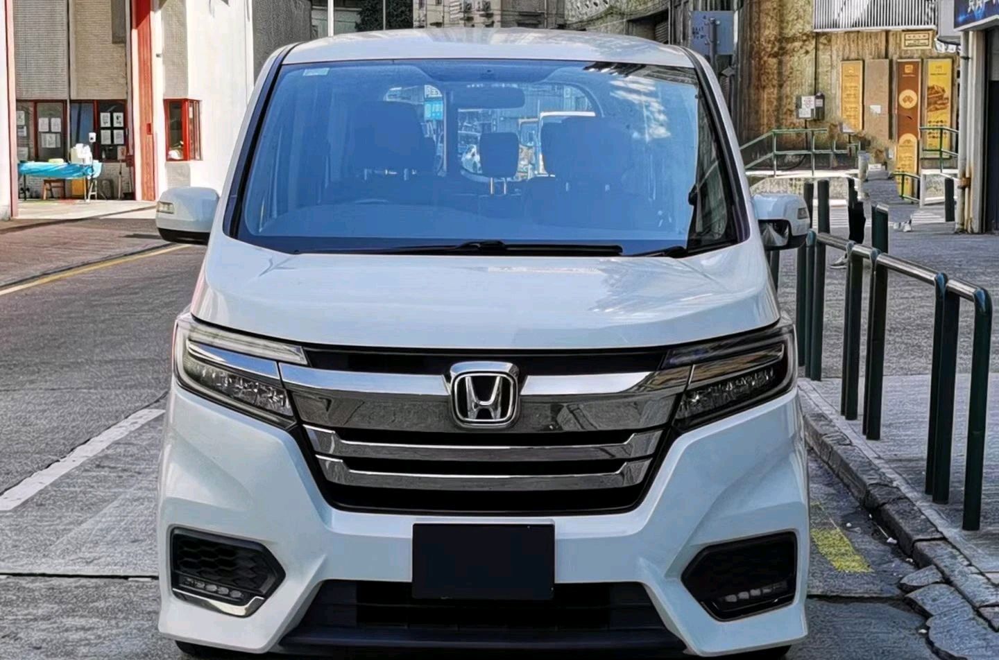 本田stepwgn:俗称"小奥德赛",立柱尾灯 侧滑门,7座空间更实用